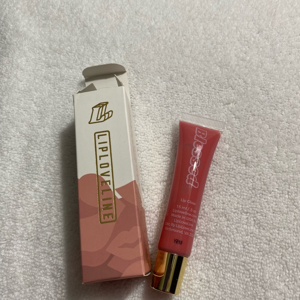 Liploveline lip gloss